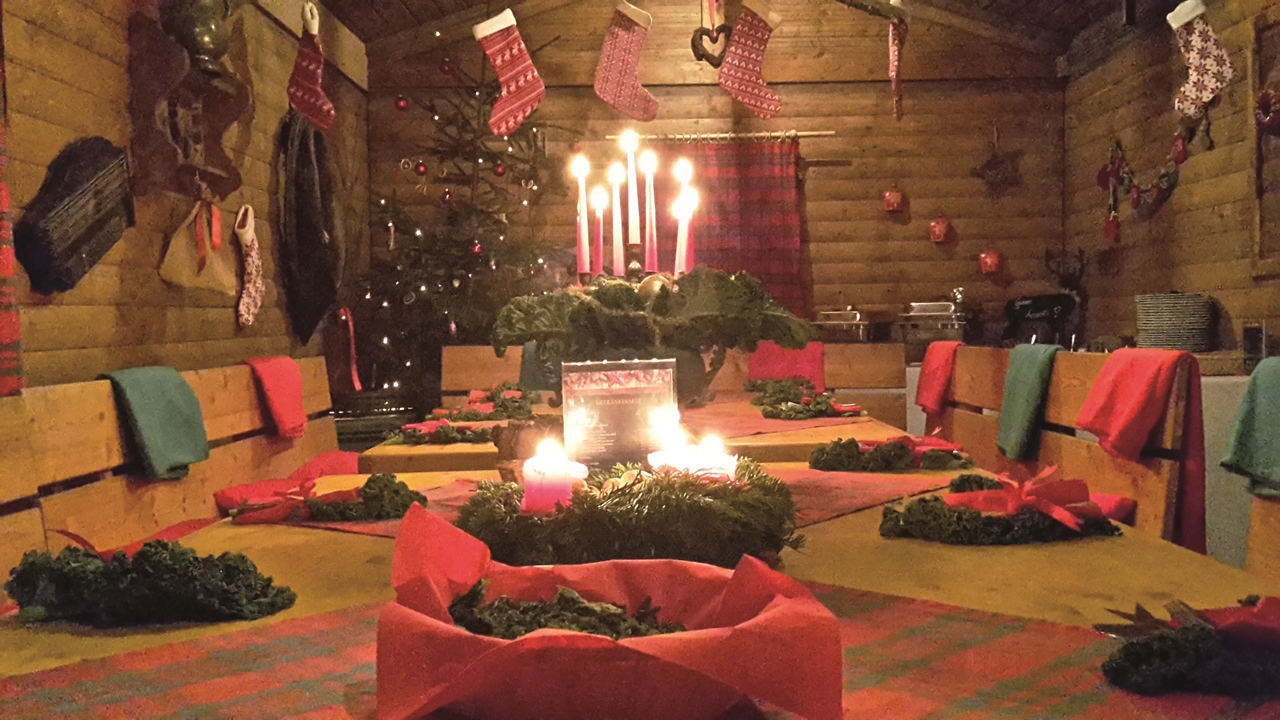 Stimmungsvolle Weihnachtsfeier im Blockhaus auf Schloss Thurn und Taxis.