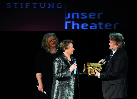 In die 2011 gegründete Stiftung „Unser Theater“ zahlten die Theaterfreunde 65.000 Euro ein. Auf dem Bild übergibt Vorsitzende Ursula Michalke den Geldschatz an den damaligen Intendanten Ernö Weil.