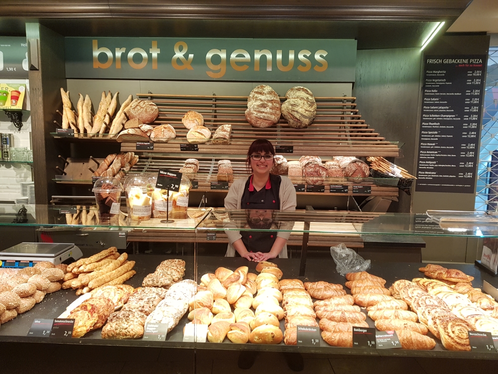 Bild: Die Bäckerei ist leer. Aber sie behält ihren gesunden Optimismus.
