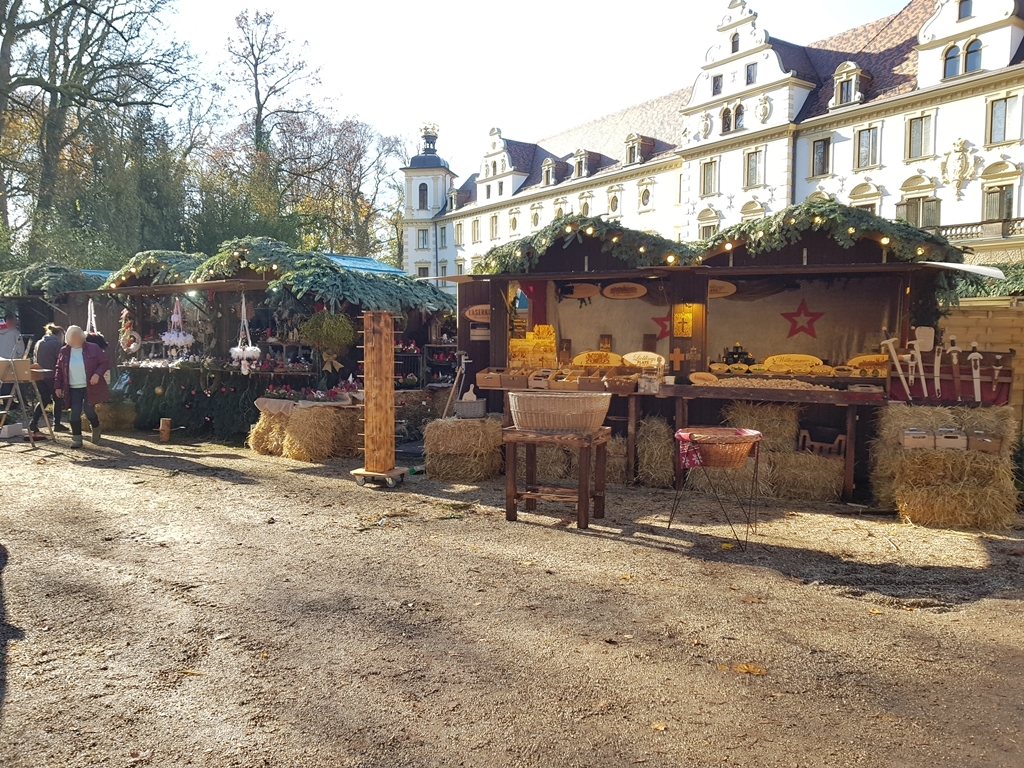 Die Stände auf dem Romantischen Weihnachtsmarkt sind alle aufgebaut.