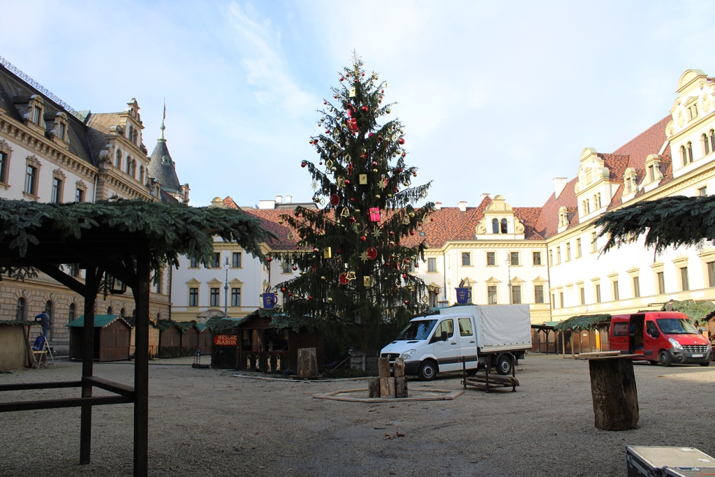 Der Weihnachtsbaum, eine 25 m große Oberpfälzer Fichte, verbreitet schon jetzt weihnachtliche Stimmung im Schlossinnenhof.