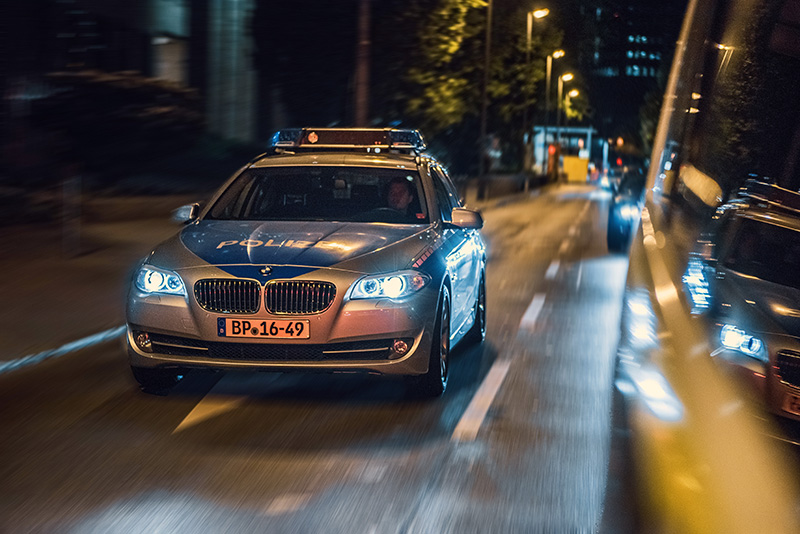 Aus bayerischen Polizeiberichten | Regensburg: Deutscher beschmiert Polizeiauto