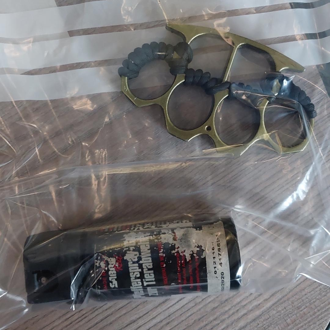 Aus bayerischen Polizeiberichten | Tunesischer Schwarzfahrer führt Schlagring und Pfefferspray mit sich