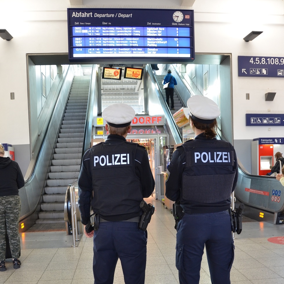 Aus bayerischen Polizeiberichten | Beim Nickerchen gestört – 22-Jähriger schlägt zu