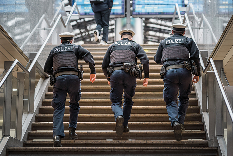 Aus bayerischen Polizeiberichten | Nach Schlag mit der Bierflasche folgt Beißattacke