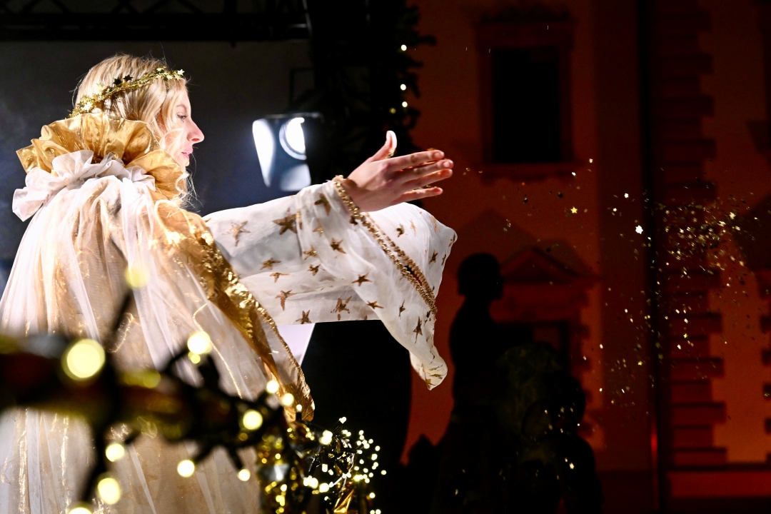 Romantischer Weihnachtsmarkt 2025 | F&uuml;rstliches Christkind tritt ein letztes Mal auf den Schlossbalkon