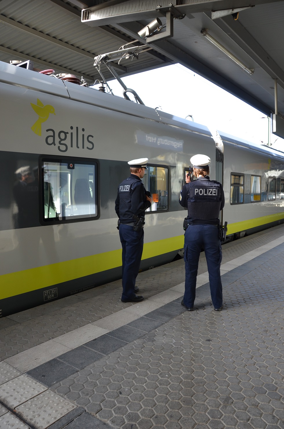 Aus bayerischen Polizeiberichten | Regensburg: Züge mit Farbe und Kleber beworfen