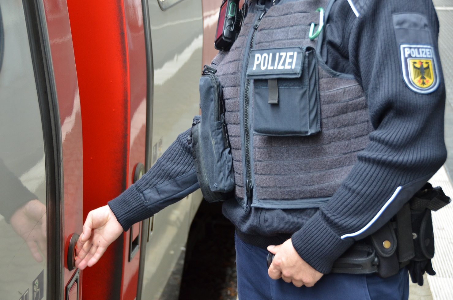 Aus bayerischen Polizeiberichten | Regensburg: Betrunkener Deutscher bel&auml;stigt zwei Frauen im Zug und wird gewaltt&auml;tig