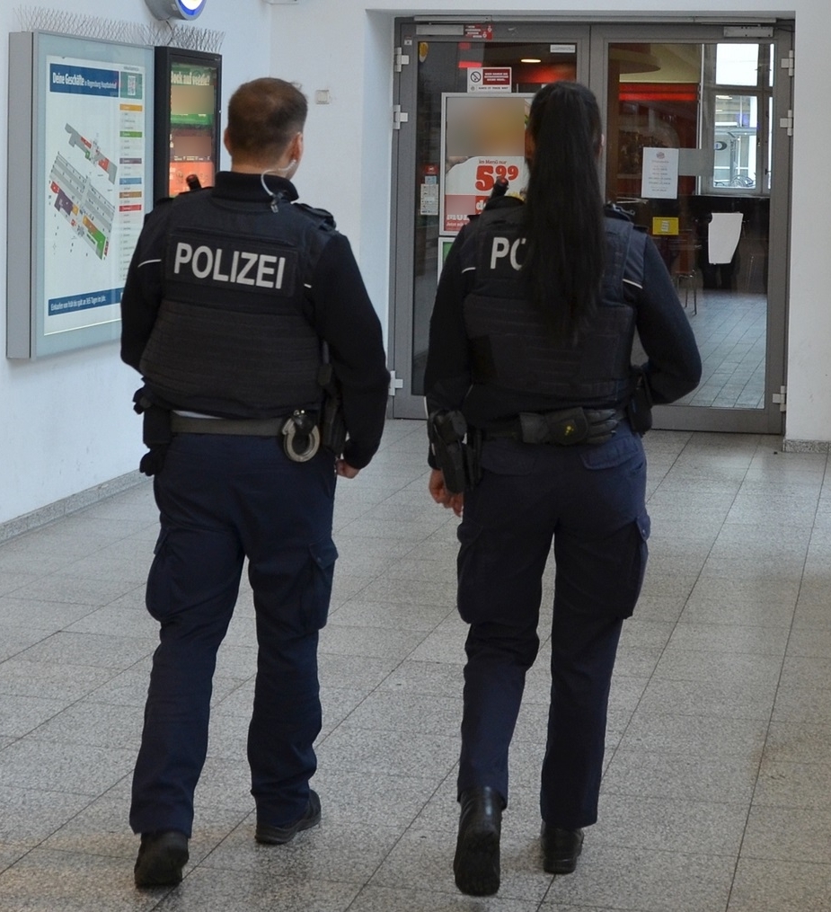 Aus bayerischen Polizeiberichten | Schlägerei zwischen Ivorer und Deutschem am Hauptbahnhof Regensburg