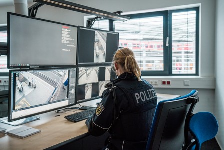 Aus bayerischen Polizeiberichten | Bahnhof Regensburg: Unbekannter tritt nach Deutschem mit Hammer