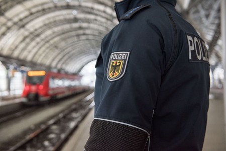 Aus bayerischen Polizeiberichten | Regensburg/Furth im Wald: 49-J&auml;hriger Tscheche entbl&ouml;&szlig;t sich im Zug vor Fahrg&auml;sten und Enkelin &ndash; Bundespolizei ermittelt