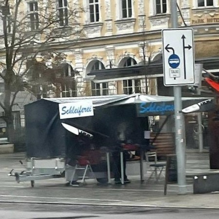 In & Out | Im Hotspot der Regensburger Migrantenkriminalität: Messerschleifer nah an Zielgruppe