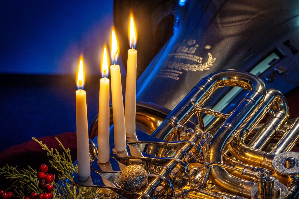 Tuba-Weihnacht auf dem Schloss-Balkon