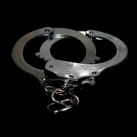 Aus bayerischen Polizeiberichten | Regensburg: 20-jährige Deutsche will Festnahme von tunesischem Tatverdächtigen verhindern