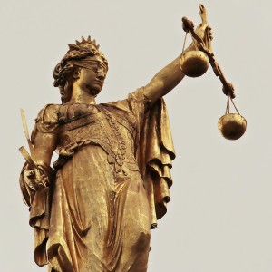 Nachgefragt | Ist Justitia auf dem linken Auge blind?