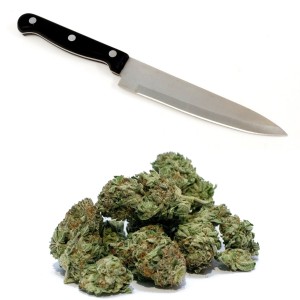 Aus bayerischen Polizeiberichten | Regensburg: Deutsch-Marokkaner führt Cannabis und Küchenmesser mit sich