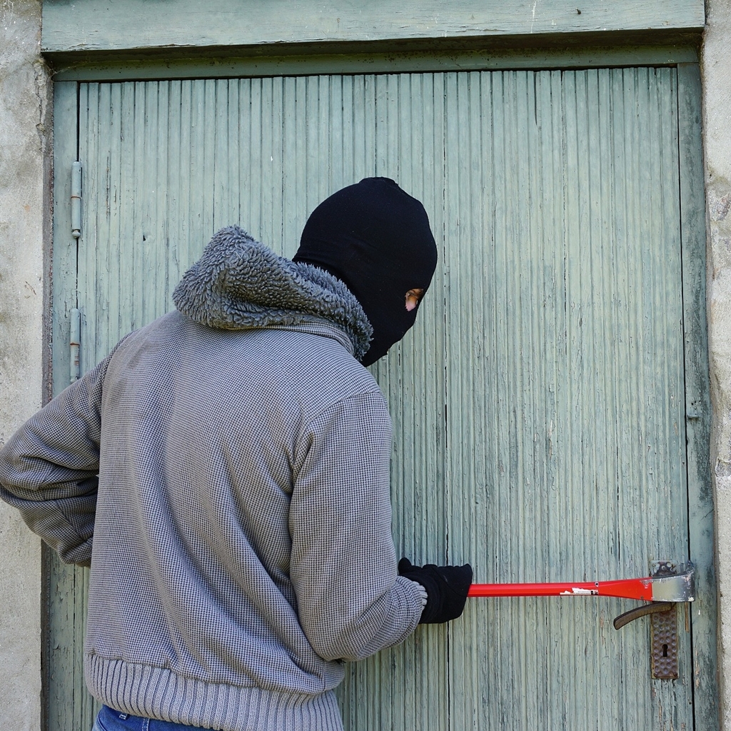 Aus bayerischen Polizeiberichten | Wörth a. d. Donau: Kosovare und Deutscher wegen Einbruchsdiebstahl festgenommen